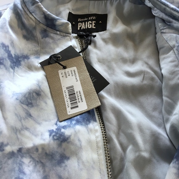 Bomber Rosie HW X PAIGE En Soie Tie-dye Bleu Ciel – Taille M, Neuf Avec étiquettes, Style Décontracté Chic